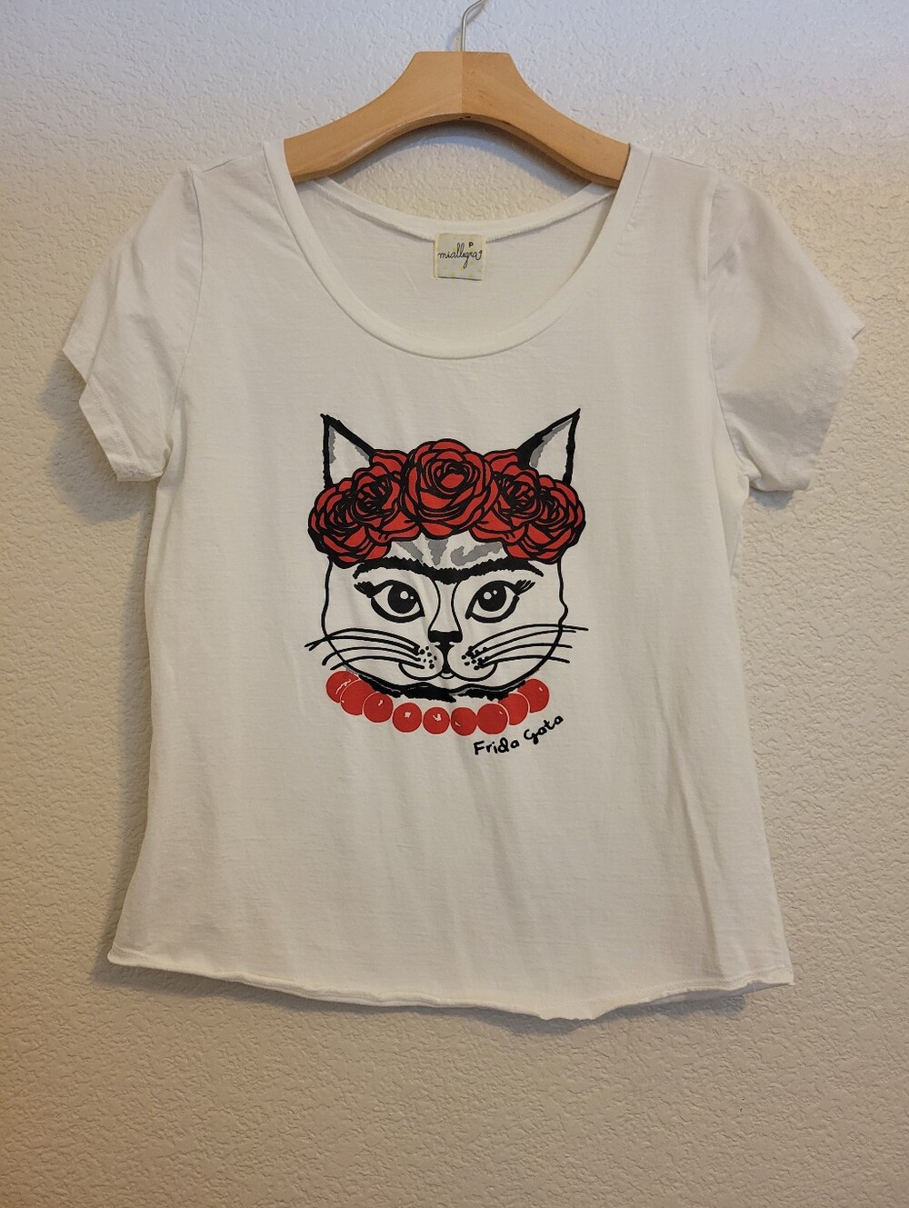 Frida Gato White T-Shirt with Red Floral Cat Design
